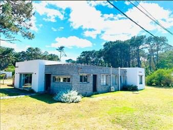 https://web5.gallito.com.uy/casa-de-3-dormitorios-en-venta-en-la-barra-punta-del-este-inmuebles-22686174