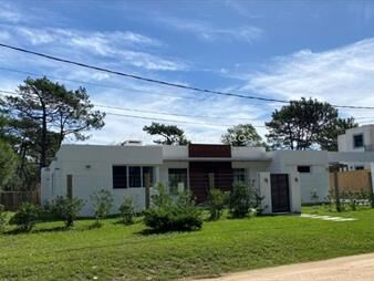 https://web5.gallito.com.uy/casa-en-venta-de-3-dormitorios-en-la-barra-punta-del-este-inmuebles-24721509