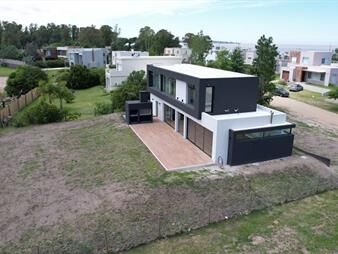https://web5.gallito.com.uy/casa-a-estrenar-en-barrio-sheraton-playa-inmuebles-24867298