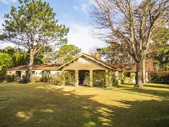 https://www.gallito.com.uy/casa-de-gran-tamaã±o-ubicada-en-zona-del-golf-punta-del-es-inmuebles-20900111