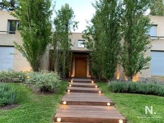 https://web5.gallito.com.uy/vende-espectacular-casa-en-segunda-lã­nea-a-la-laguna-la-inmuebles-25035819