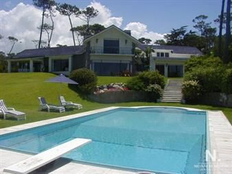 https://web5.gallito.com.uy/amplia-casa-en-venta-en-playa-mansa-punta-del-este-inmuebles-25595637