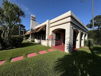 https://www.gallito.com.uy/punta-del-este-casa-en-parada-16-de-playa-mansa-3-dormito-inmuebles-26130080