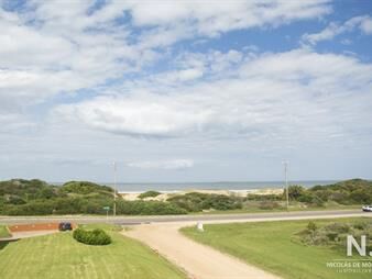 https://web5.gallito.com.uy/departamento-en-venta-frente-a-playa-brava-4-suites-inmuebles-25042053