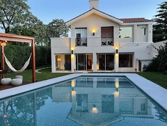 https://web5.gallito.com.uy/venta-casa-cinco-dormitorios-cinco-baños-con-piscina-en-car-inmuebles-25706353