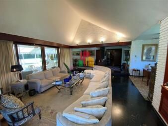 https://web5.gallito.com.uy/importante-residencia-en-la-playa-mansa-inmuebles-21963076