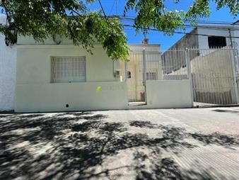 https://web5.gallito.com.uy/hermosa-casa-a-metros-de-la-avenida-inmuebles-24721302