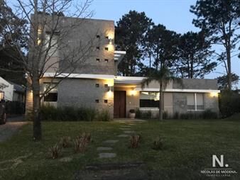https://web5.gallito.com.uy/gran-casa-en-venta-en-barrio-privado-la-arbolada-punta-de-inmuebles-25033668