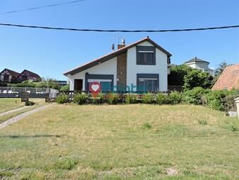 https://web5.gallito.com.uy/casa-en-venta-en-playa-hermosa-piriapolis-–-primera-linea-inmuebles-26384891