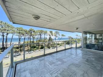 https://www.gallito.com.uy/exclusivo-apartamento-a-los-pies-de-la-playa-mansa-inmuebles-25776794