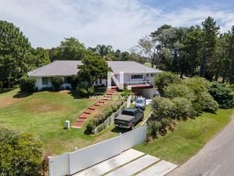 https://web5.gallito.com.uy/casa-sobre-el-green-del-hoyo-7-del-cantegril-country-club-inmuebles-24987566