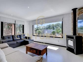 https://www.gallito.com.uy/2-excelentes-casas-gran-piscina-la-mejor-construccion-inmuebles-26386086