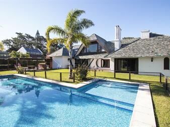 https://web5.gallito.com.uy/venta-de-casa-de-4-dormitorios-y-piscina-con-gran-parque-en-inmuebles-25649517
