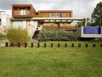 https://www.gallito.com.uy/moderna-casa-en-venta-con-3-suites-y-piscina-en-el-chorro-inmuebles-20046506