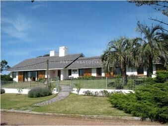 https://web5.gallito.com.uy/hermosa-casa-en-venta-de-3-dormitorios-en-playa-brava-punt-inmuebles-26671045