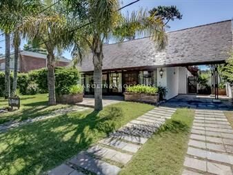 https://web5.gallito.com.uy/venta-de-casa-en-playa-mansa-de-4-dormitorios-inmuebles-26676687