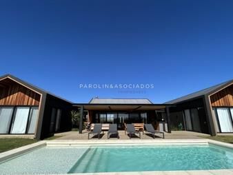 https://www.gallito.com.uy/casa-en-venta-de-4-dormitorios-en-pueblo-mio-punta-del-est-inmuebles-25820290