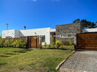 https://www.gallito.com.uy/casa-moderna-con-piscina-climatizada-tres-dormitorios-inmuebles-22949712