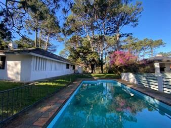 https://web5.gallito.com.uy/espectacular-casa-en-oportunidad-mansa-con-piscina-y-canch-inmuebles-22909059