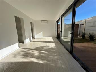 https://www.gallito.com.uy/venta-casa-de-2-dormitorios-2-cocheras-en-ozaka-carrasco-inmuebles-25514485