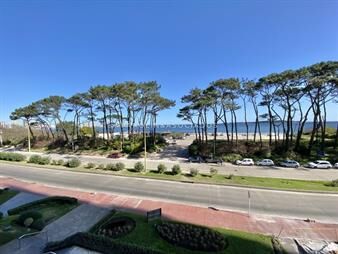 https://web5.gallito.com.uy/venta-de-apartamento-de-2-dormitorios-y-servicio-frente-al-inmuebles-22335088