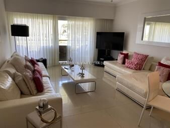 https://www.gallito.com.uy/apartamento-en-venta-de-2-dormitorios-en-veramansa-punta-d-inmuebles-19576414