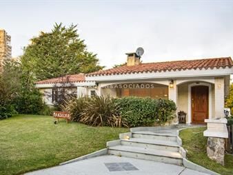 https://web5.gallito.com.uy/hermosa-casa-en-venta-de-4-dormitorios-en-playa-mansa-punt-inmuebles-25097318