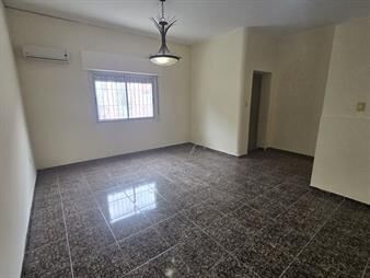 https://web5.gallito.com.uy/casa-muy-comoda-con-garaje-muy-buen-estado-general-inmuebles-26911445