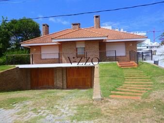 https://web5.gallito.com.uy/gran-casa-de-4-dormitorios-en-aidy-grill-punta-del-este-inmuebles-26620442