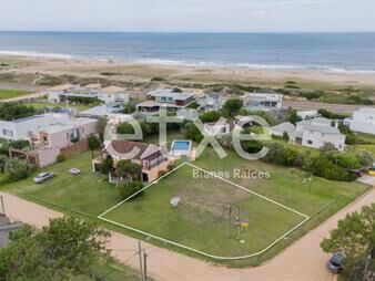 https://www.gallito.com.uy/venta-terreno-esquinero-playa-montoya-inmuebles-26945187