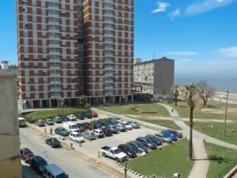 https://web5.gallito.com.uy/casatroja-venta-apto-2-dormitorios-frente-a-la-rambla-inmuebles-23328513