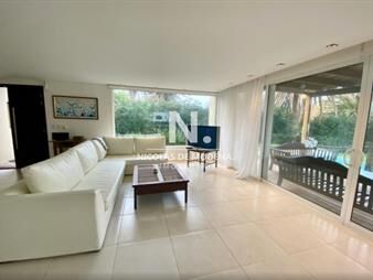 https://web5.gallito.com.uy/venta-de-casa-4-dormitorios-en-punta-del-este-maldonado-inmuebles-25033580