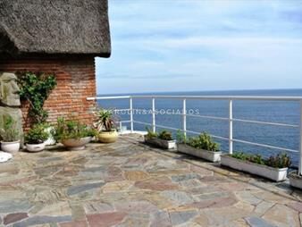 https://www.gallito.com.uy/venta-de-hermosa-casa-en-punta-ballena-con-la-mejor-vista-inmuebles-22580824