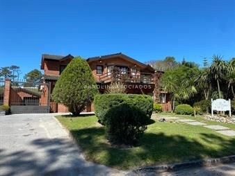 https://web5.gallito.com.uy/hermosa-casa-en-venta-de-3-dormitorios-en-punta-del-este-inmuebles-20611754