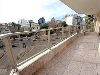 https://web5.gallito.com.uy/apartamento-venta-3-dormitorios-y-serv-pocitos-gge-doble-inmuebles-24079330