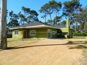 https://www.gallito.com.uy/casa-en-venta-de-3-dormitorios-en-arbolada-punta-del-este-inmuebles-16906207