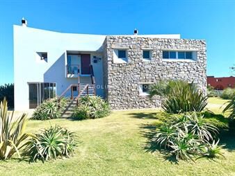 https://www.gallito.com.uy/casa-en-venta-de-3-dormitorios-en-manantiales-punta-del-es-inmuebles-21051213