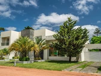 https://www.gallito.com.uy/casa-en-venta-en-barrio-privado-boulevard-park-punta-del-e-inmuebles-19879333