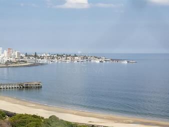 https://web5.gallito.com.uy/departamento-de-3-dormitorios-en-venta-frente-a-playa-mansa-inmuebles-27090987