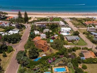 https://web5.gallito.com.uy/venta-de-casa-de-5-dormitorios-en-solanas-punta-ballena-inmuebles-27091882