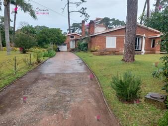https://web5.gallito.com.uy/amplia-casa-con-3052-m2-de-parque-inmuebles-27092458