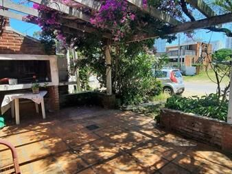 https://www.gallito.com.uy/casa-a-metros-del-punta-shopping-con-apto-independiente-inmuebles-24852058