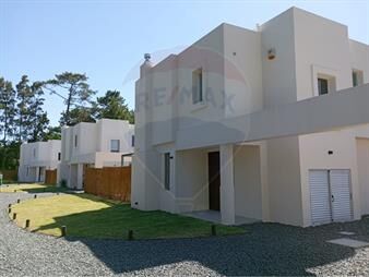 https://www.gallito.com.uy/venta-casa-3-dormitorios-el-pinar-sur-a-estrenar-inmuebles-27119134