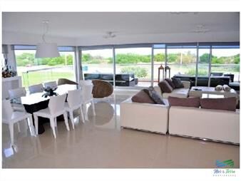 https://web5.gallito.com.uy/vendo-apartamento-3-dormitorios-primera-linea-playa-brava-inmuebles-22537556