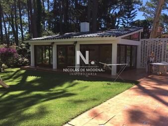 https://web5.gallito.com.uy/casa-en-playa-mansa-en-venta-a-metros-del-mar-excelente-c-inmuebles-24990257