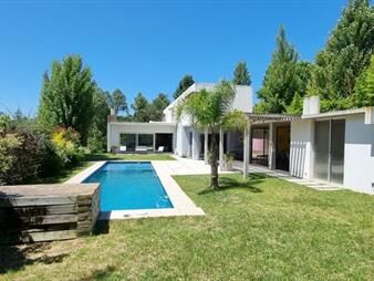 https://www.gallito.com.uy/venta-casa-4-dormitorios-con-piscina-barrio-privado-punta-inmuebles-26439293