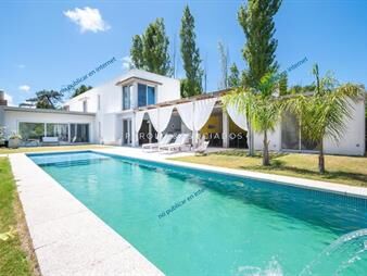 https://web5.gallito.com.uy/venta-de-casa-de-4-dormitorios-en-barrio-residence-punta-d-inmuebles-21725044