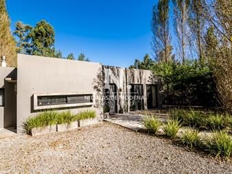 https://web5.gallito.com.uy/excelente-casa-de-estilo-minimalista-en-barrio-privado-la-a-inmuebles-25536177