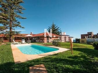 https://web5.gallito.com.uy/expectacular-casa-a-metros-del-mar-playa-mansa-inmuebles-24988002