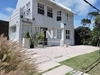 https://web5.gallito.com.uy/amplia-casa-de-dos-plantas-en-venta-ubicada-en-inmuebles-25041657